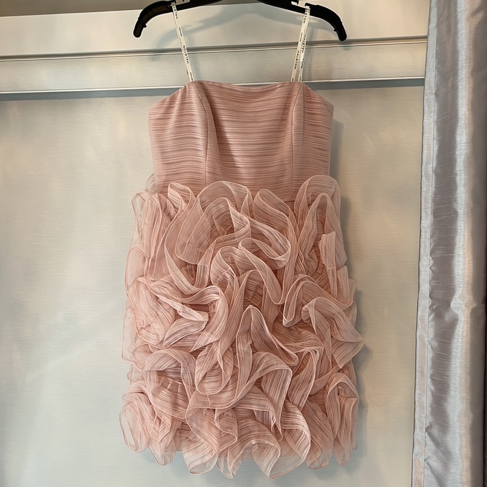 Halston heritage floral dress in seashell  (very light pink) size 6 NWT.